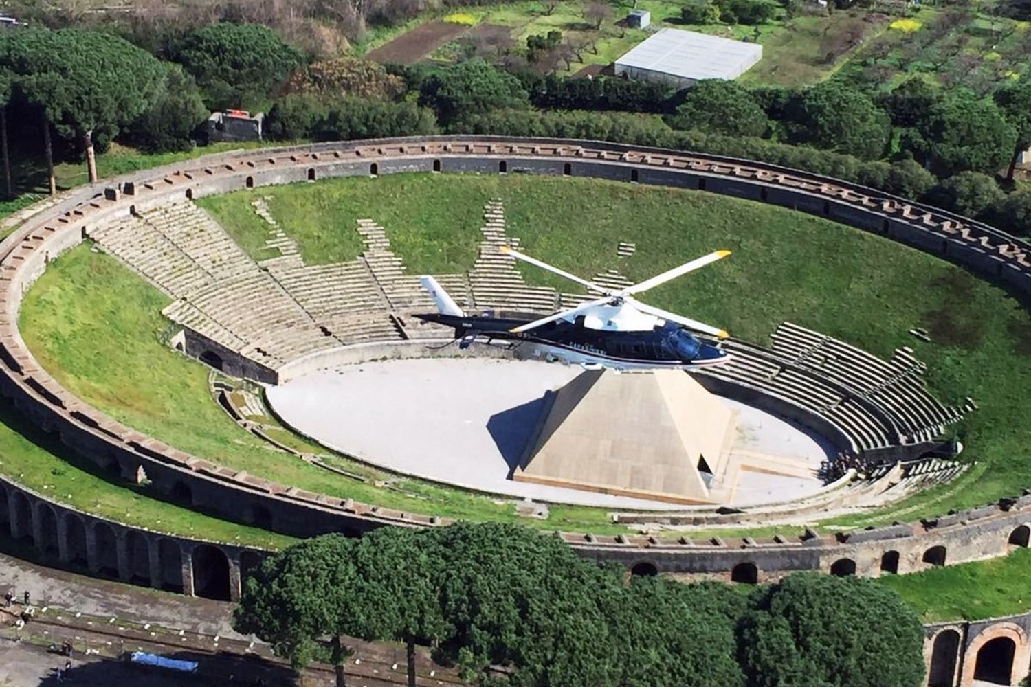 Elicottero sorvola gli scavi Pompei