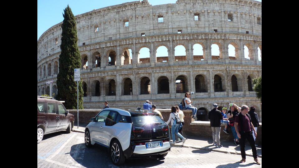 Bmw i3, la prova su strada al Colosseo&nbsp;