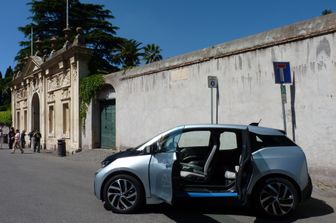 Esterno Bmw i3, apertura  controvento&nbsp;