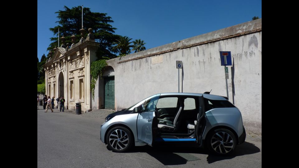 Esterno Bmw i3, apertura  controvento&nbsp;