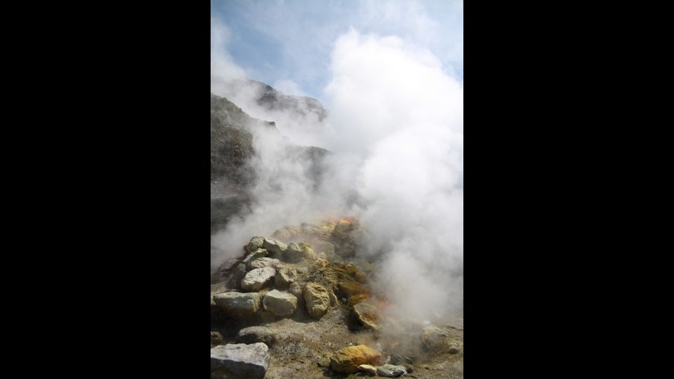 La solfatara di Pozzuoli dalla bocca grande esce vapore a 160 gradi. Per gli antichi era la dimora del Dio Vulcano&nbsp;