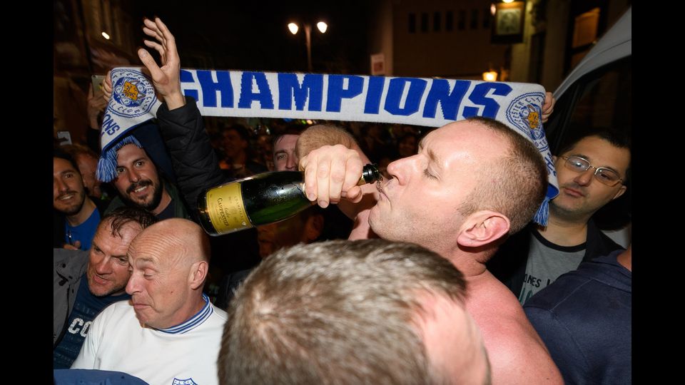 Leicester in festa per la vittoria del campionato inglese (Afp)&nbsp;