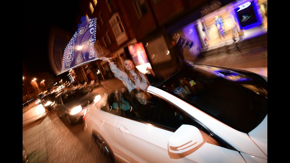 Leicester in festa per la vittoria del campionato inglese (Afp)&nbsp;