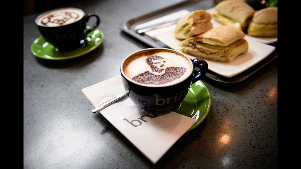 Leicester in festa per la vittoria del campionato inglese (Afp)&nbsp;