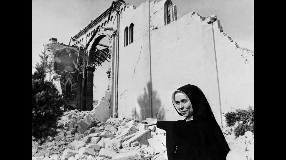 Una suora mostra una chiesa distrutta dal terremoto del Friuli (afp)&nbsp;