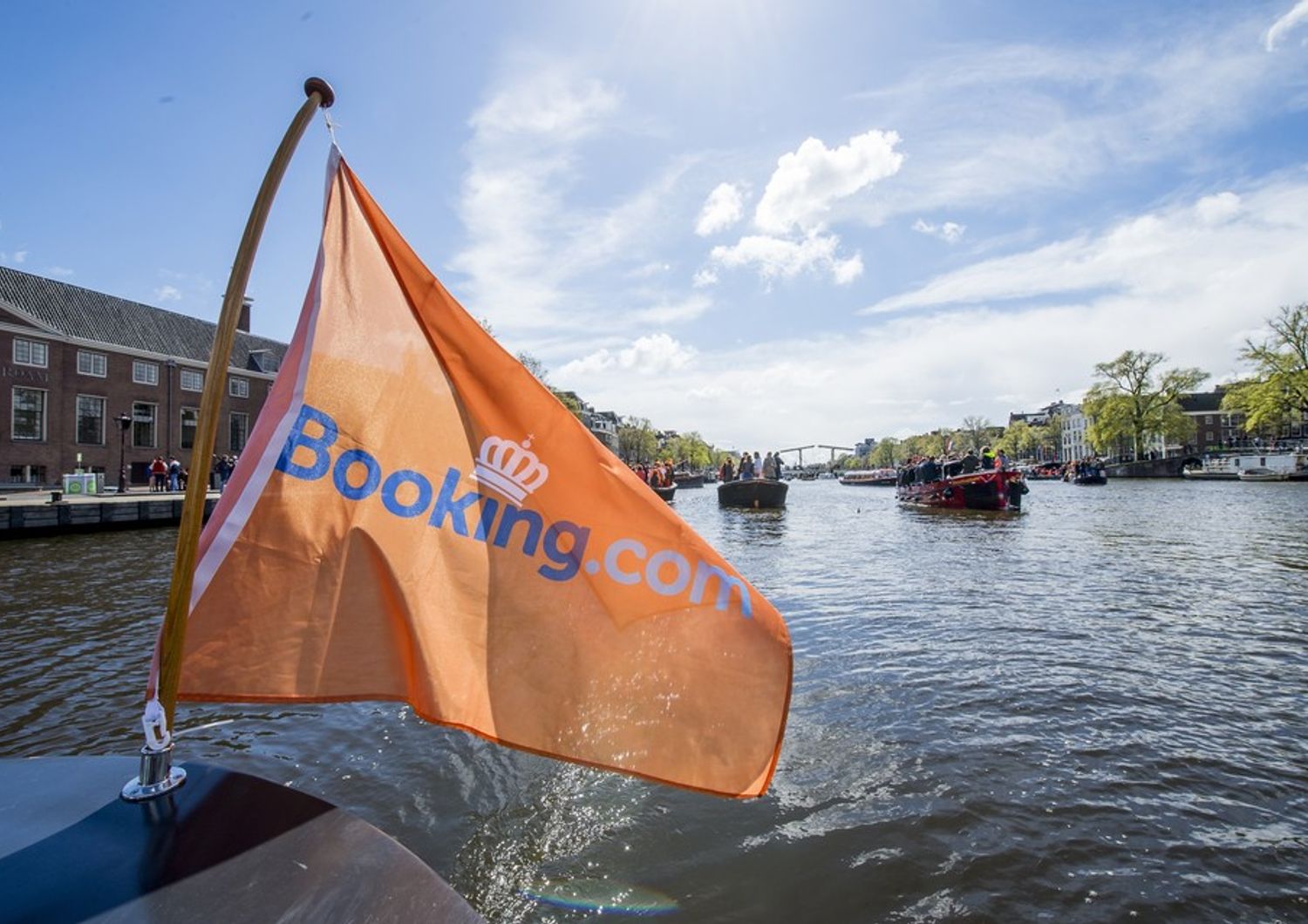 &nbsp;La barca di Booking.com sui canali di Amsterdam