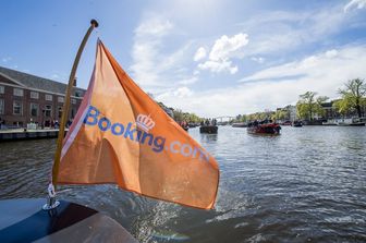 &nbsp;La barca di Booking.com sui canali di Amsterdam