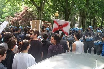 &nbsp; Salvini contestato a bologna da collettivo universitario e centri sociali scontri polizia - fb