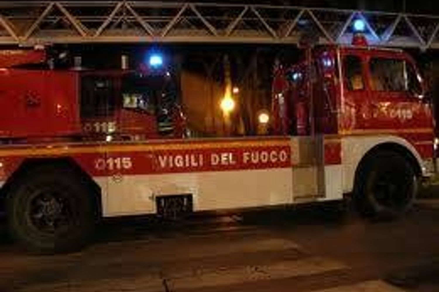 &nbsp; vigili del fuoco notte automezzo