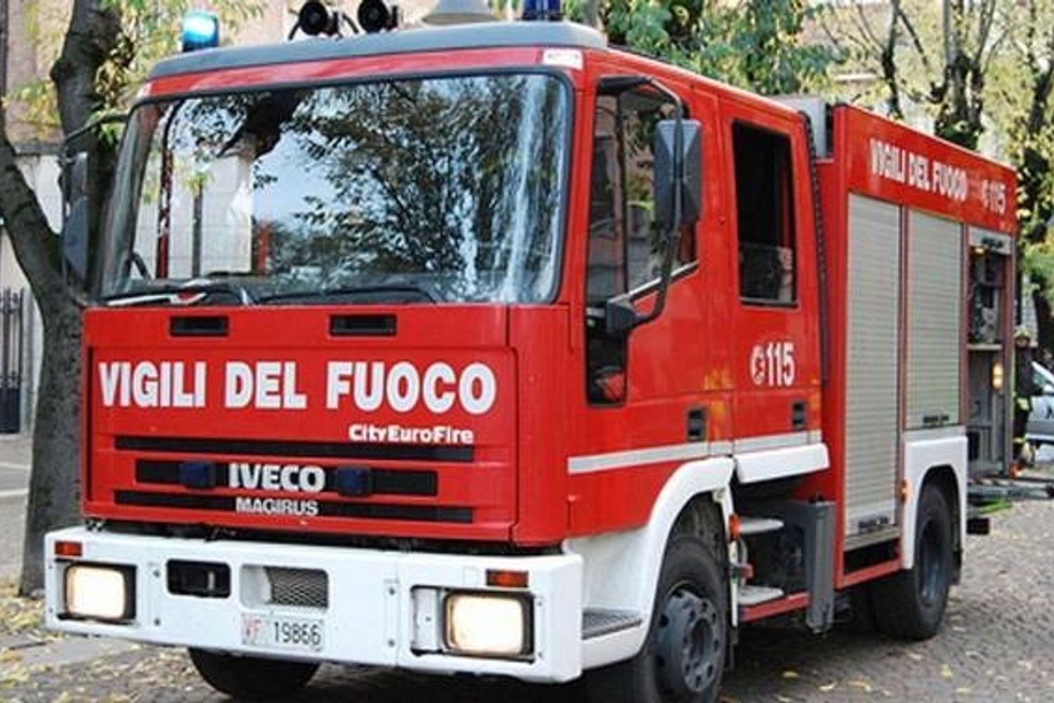 &nbsp; vigili del fuoco automezzo