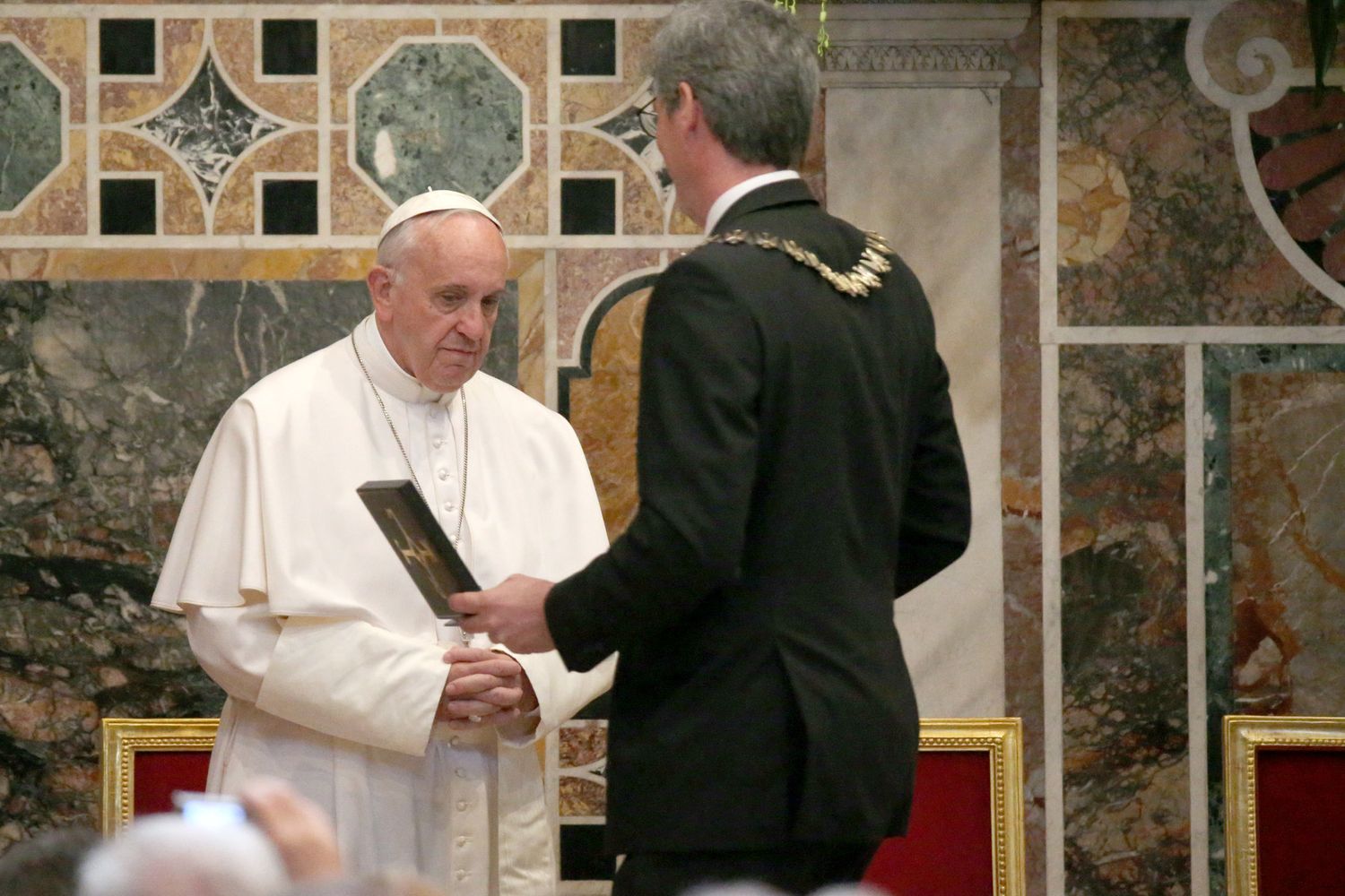 Papa Francesco riceve premio Carlo Magno