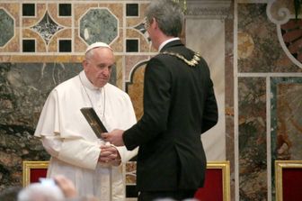 Papa Francesco riceve premio Carlo Magno