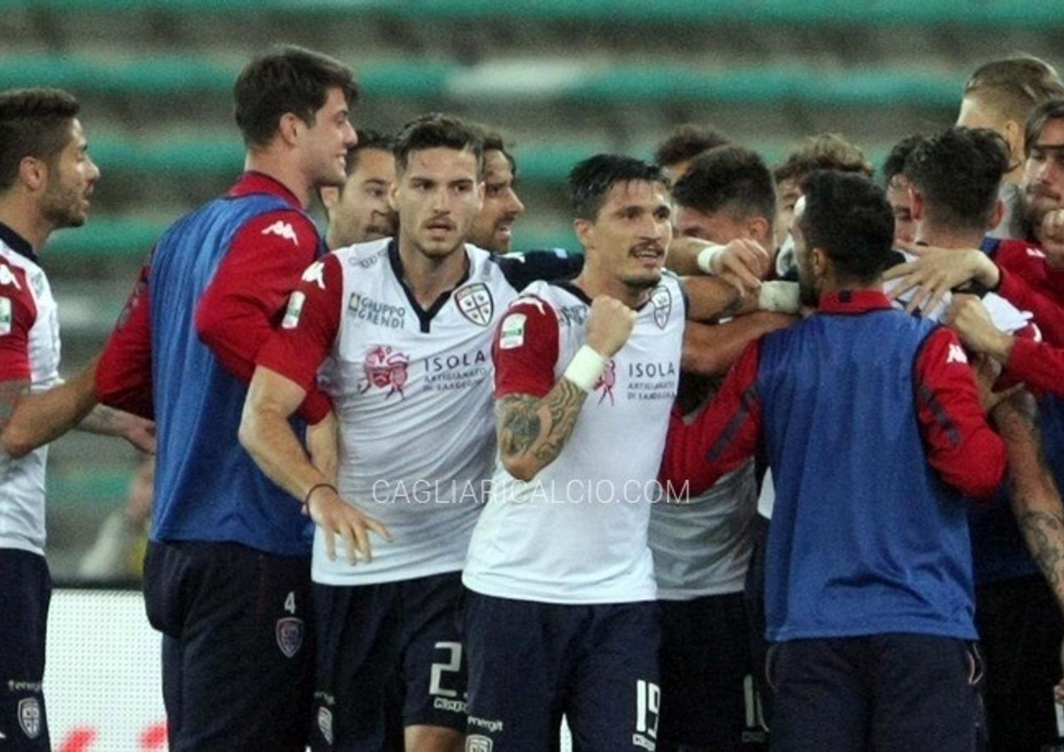 Vince 3-0 a Bari e il Cagliari torna in A