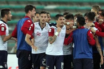 Vince 3-0 a Bari e il Cagliari torna in A