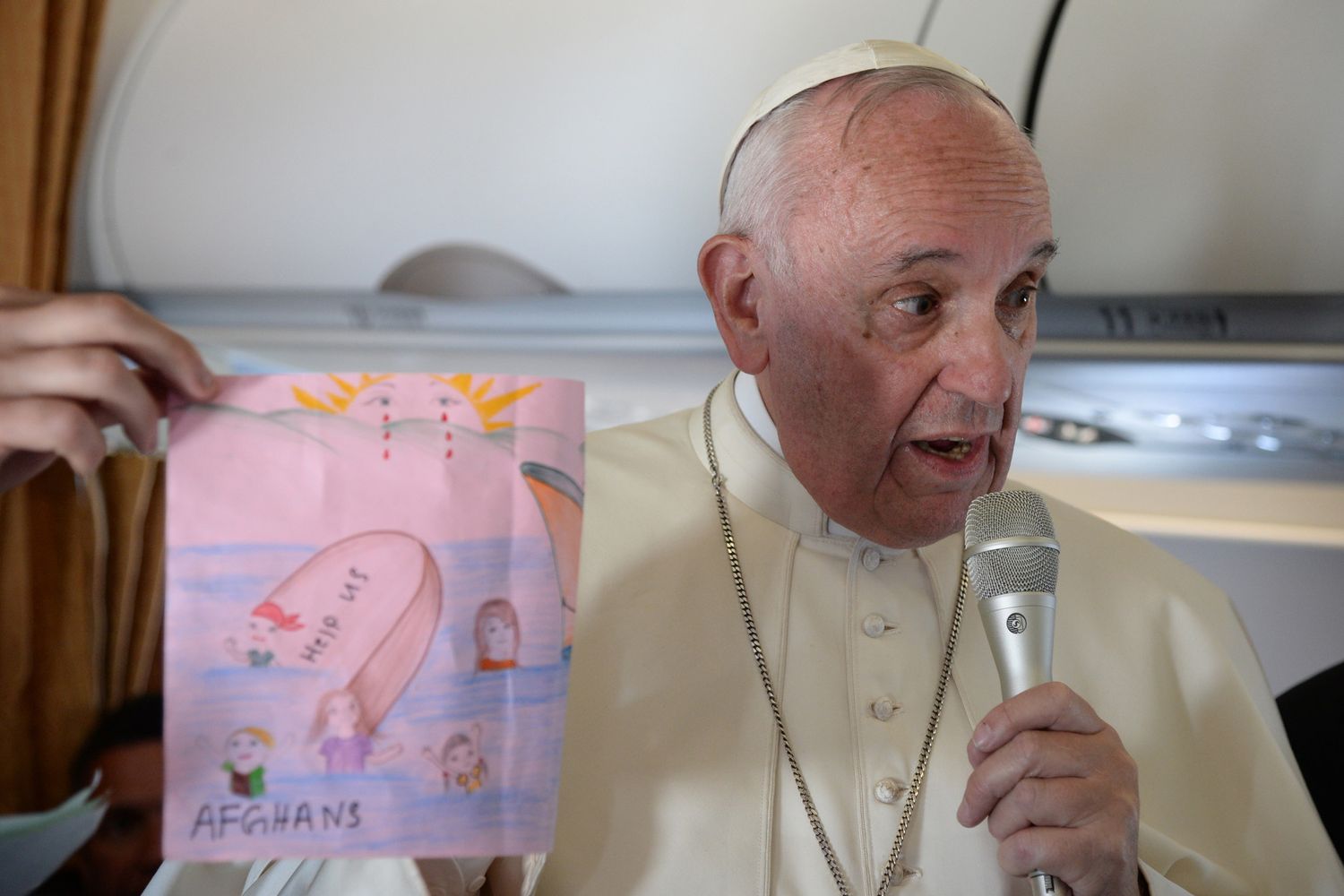 papa francesco disegno bimbi immigrati Lesbo sole che piange bambini (Afp)&nbsp;