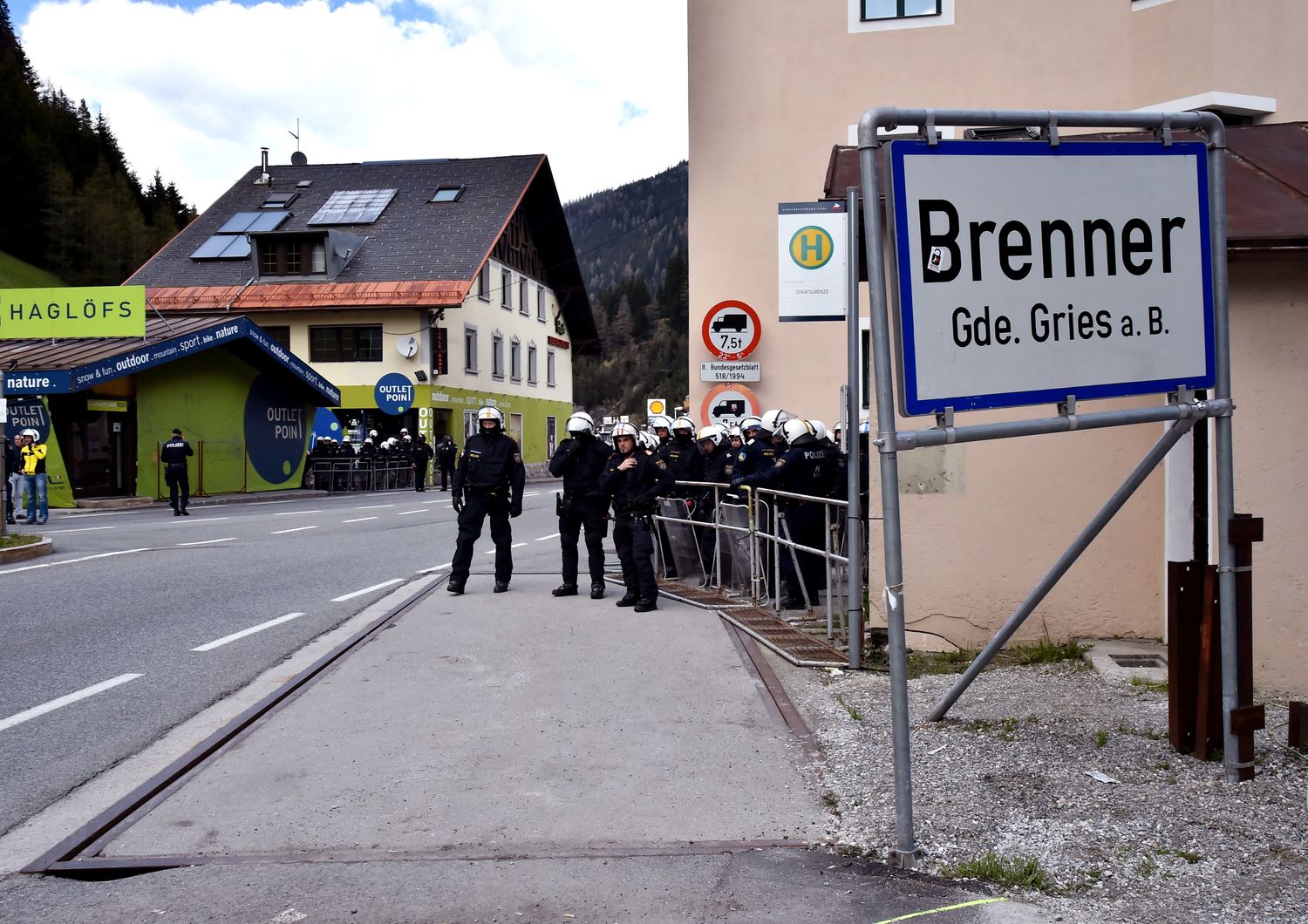 La polizia alla frontiera del Brennero (Afp)