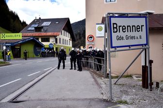 &nbsp;La polizia alla frontiera del Brennero (Afp)