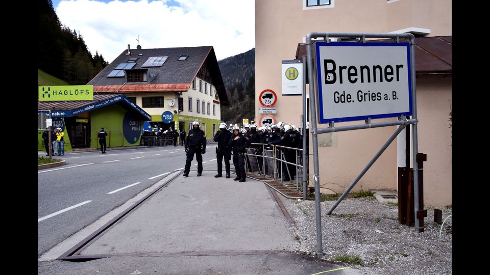 &nbsp;La polizia alla frontiera del Brennero (Afp)