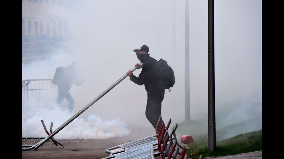 Almeno un centinaio&nbsp;di 'no borders' ha&nbsp;quindi invaso i binari e bloccato un treno merci (Afp)