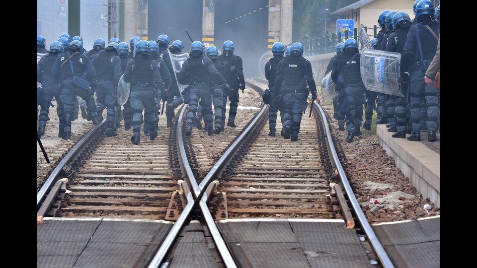 I manifestanti&nbsp;hanno scagliato&nbsp;sassi, bombe carta e fumogeni&nbsp;contro la polizia nella zona della stazione ferroviaria (Afp)