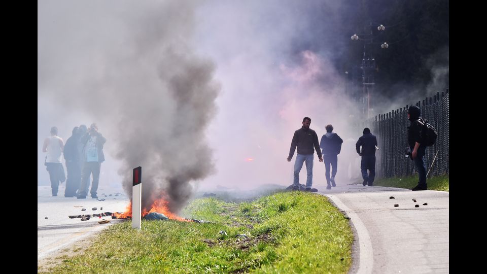 Alcune decine di manifestanti si sono quindi staccati dal gruppone degli anarchici e hanno raggiunto&nbsp;la corsia sud dell'autostrada del Brennero (Afp)