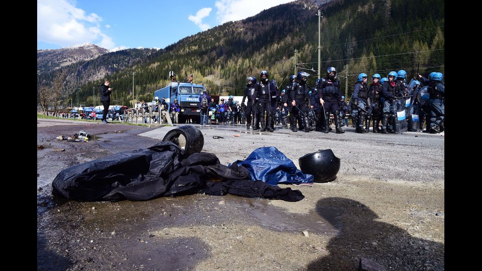 &nbsp;Tre carabinieri e un poliziotto&nbsp;sono rimasti feriti (Afp)