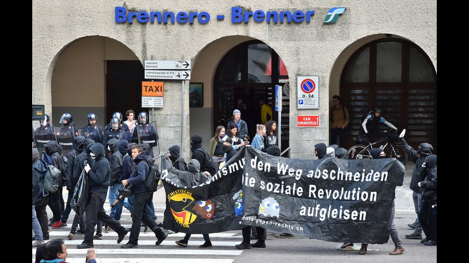 Circa 400 attivisti, molti con il volto coperto da passamontagna, hanno dato vita e proteste e disordini&nbsp;al valico di frontiera di passo del Brennero contro le annunciate barriere anti-migranti da parte di Vienna (Afp)