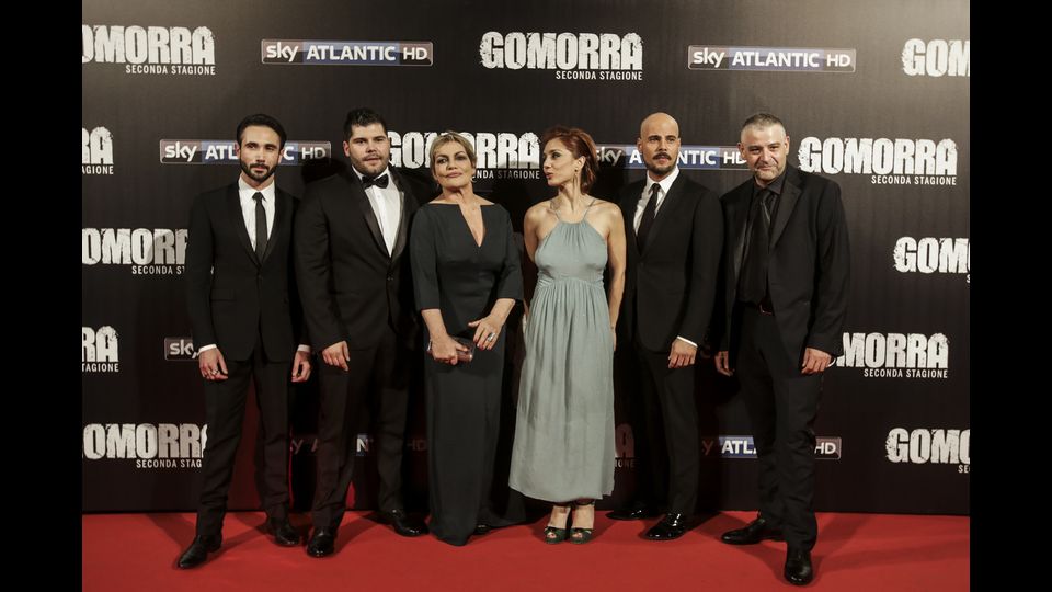 &nbsp;Gomorra 2, nella foto Marco Palvetti, Salvatore Esposito, Cristina Donadio, Cristiana Dell' Anna, Marco D'Amore e Fortunato Cerlino. &nbsp;La serie tv tratta dal libro di Roberto&nbsp;Saviano riparte stasera su Sky Atlantic