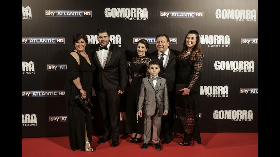 &nbsp;Gomorra 2, nella foto Salvatore Esposito con la famiglia. La serie tv tratta dal libro di Roberto Saviano riparte stasera su Sky Atlantic