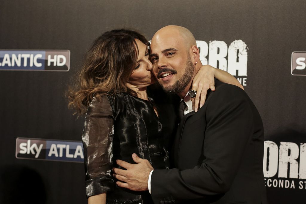 &nbsp;Gomorra 2, nella foto Maria Pia Calzone con Marco D'Amore. La serie tv tratta dal libro di Roberto Saviano riparte stasera su Sky Atlantic