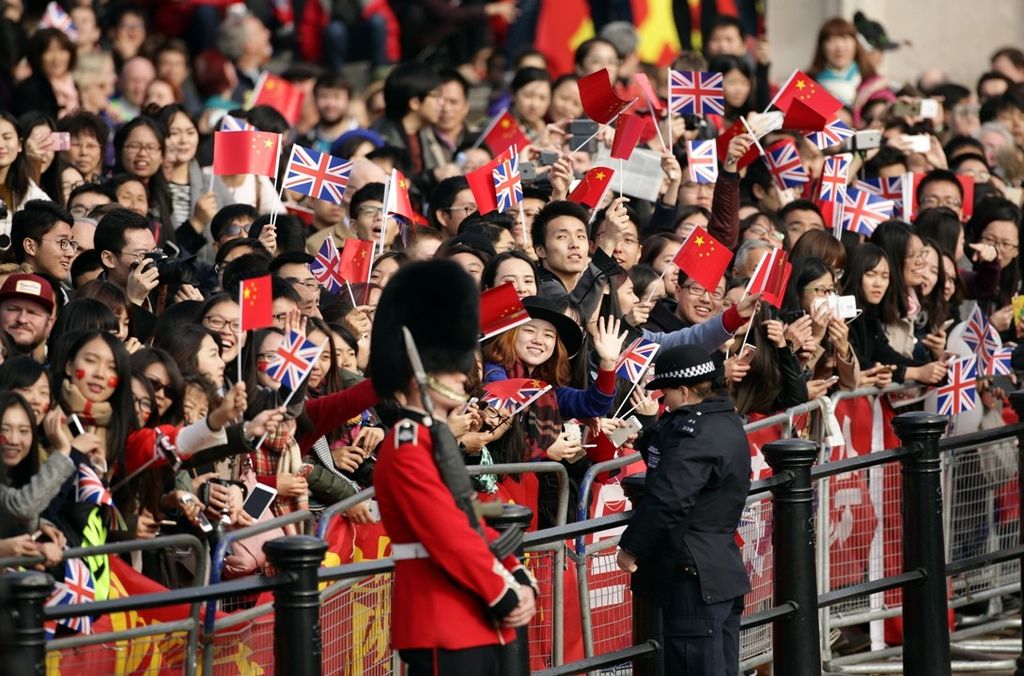 Folla di cinesi fuori da Buckingham Palace (Afp)