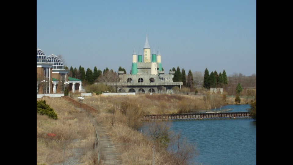 Heritage Usa, un parco a tema cristiano a Fort Mill, Sud Carolina (1978-1989)Creato dal televangelista, Jim Bekker. Chiuso per i problemi economici di Bekker e i danni causati dall'uragano Hugo (1989)&nbsp;