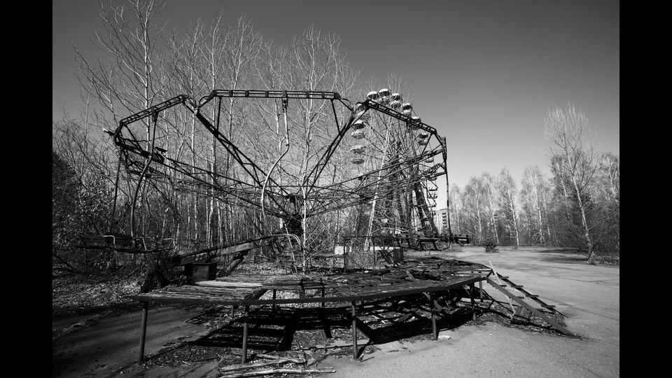 Cosa c'e' di piu' inquietante di un parco divertimenti abbandonato in rovina? Le vie che un tempo erano vocianti ora sono deserte, il silenzio e' rotto dai cigolii di qualche ruota o giostra che gira a vuoto, ruggine e polvere ovunque.&nbsp;Parco divertimento in centro citta' a Pripyat, Ucraina (1986)Inaugurato il 1 maggio ma il disastro di Chernobyl (26 aprile) ha fatto si' che restasse aperto solo un paio d'ore, il giorno dell'evacuazione della citta'&nbsp;