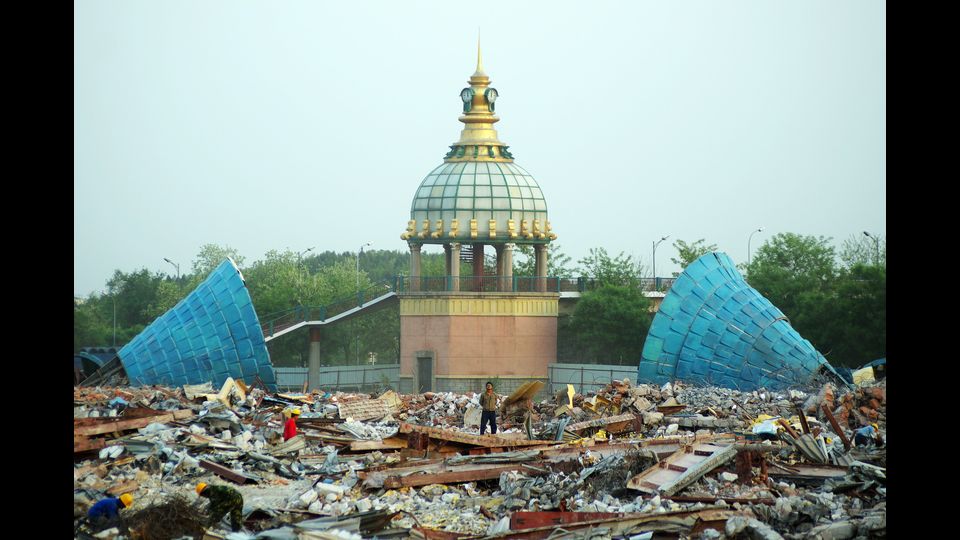 Wonderland Amusement Park, 20 miglia fuori Pechino, Cina (mai aperto)&nbsp;Progettato per essere il piu' grande Parco Divertimenti in Asia, non e' stato mai aperto. I lavori sono stati interrotti nel 1998