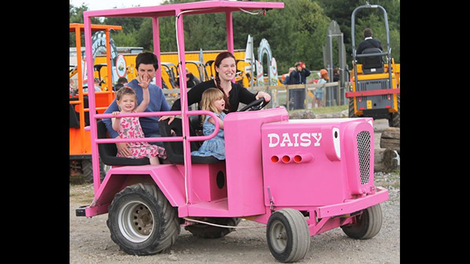 &nbsp;Diggerland park - Diggerland, Inghilterra. Mettere le mani nella terra e' uno degli sport preferiti dei piu' piccoli. Ma se al loro servizio si mettono delle potenti ruspe ed escavatori, si fara' fatica a riportarli a casa. Per guidare queste macchine in scala 1:1 non e' richiesta la patente: il gioco si fa ancora piu' divertente