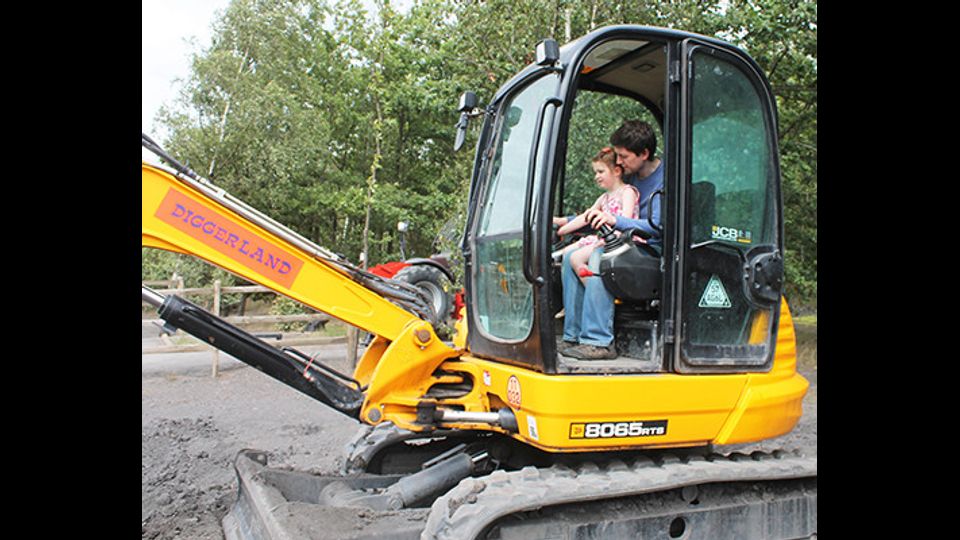 &nbsp;&nbsp;Diggerland park&nbsp;- Diggerland, Inghilterra. Mettere le mani nella terra e' uno degli sport preferiti dei piu' piccoli. Ma se al loro servizio si mettono delle potenti ruspe ed escavatori, si fara' fatica a riportarli a casa. Per guidare queste macchine in scala 1:1 non e' richiesta la patente: il gioco si fa ancora piu' divertente