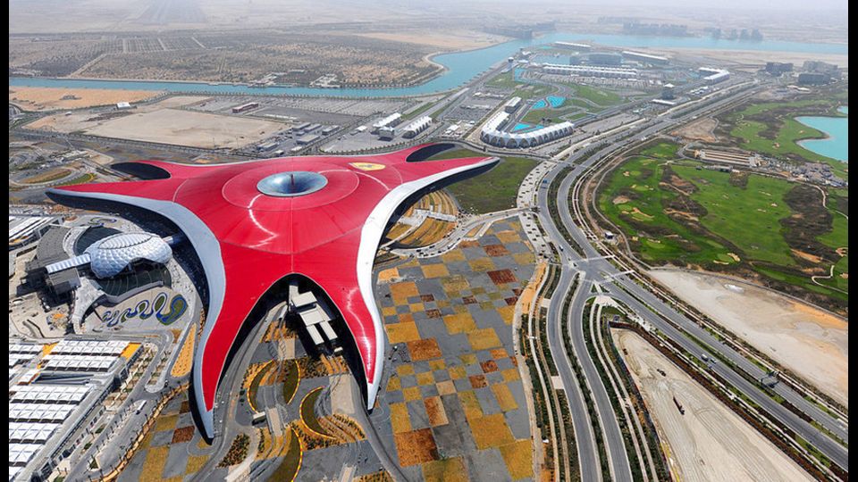 &nbsp;Ferrari World - Gli amanti del Cavallino impazziranno in questo futuristico parco di divertimenti. Oltre alle attrazioni per i piu' piccoli, nel parco divertimenti di Abu Dhabi, non mancano quelle per i piu' coraggiosi, come le montagne russe piu' veloci del mondo: raggiungono i 240 km/h