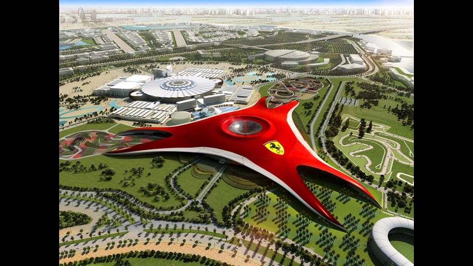 &nbsp;Ferrari World&nbsp;- Gli amanti del Cavallino impazziranno in questo futuristico parco di divertimenti. Oltre alle attrazioni per i piu' piccoli, nel parco divertimenti di Abu Dhabi, non mancano quelle per i piu' coraggiosi, come le montagne russe piu' veloci del mondo: raggiungono i 240 km/h