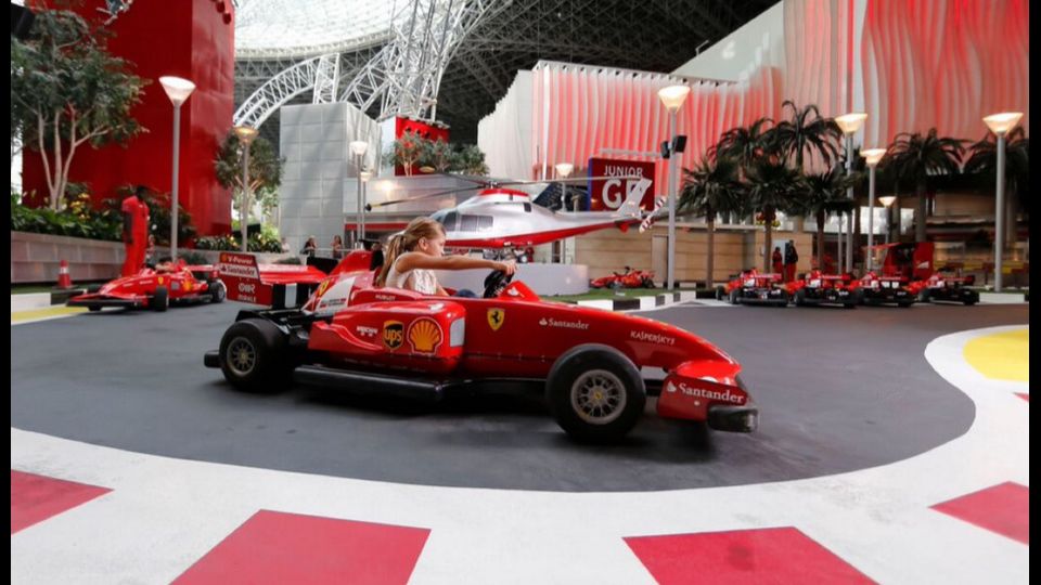 &nbsp;Ferrari World&nbsp;- Gli amanti del Cavallino impazziranno in questo futuristico parco di divertimenti. Oltre alle attrazioni per i piu' piccoli, nel parco divertimenti di Abu Dhabi, non mancano quelle per i piu' coraggiosi, come le montagne russe piu' veloci del mondo: raggiungono i 240 km/h