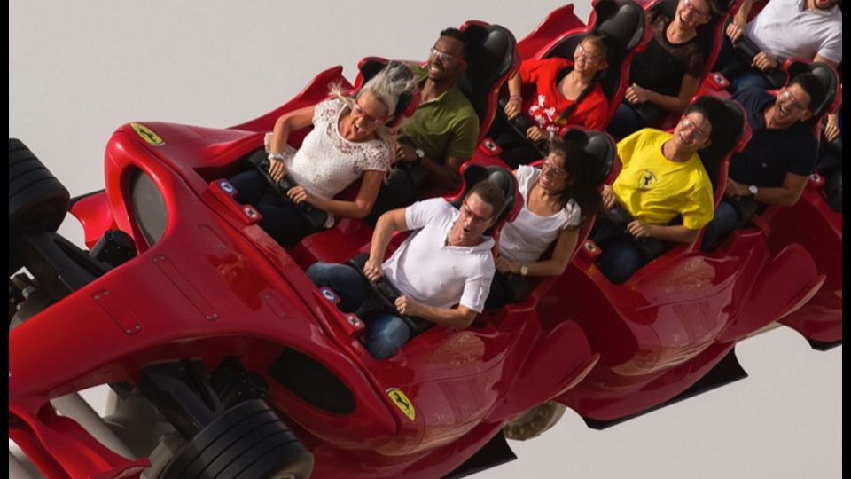 &nbsp;&nbsp;Ferrari World&nbsp;- Gli amanti del Cavallino impazziranno in questo futuristico parco di divertimenti. Oltre alle attrazioni per i piu' piccoli, nel parco divertimenti di Abu Dhabi, non mancano quelle per i piu' coraggiosi, come le montagne russe piu' veloci del mondo: raggiungono i 240 km/h