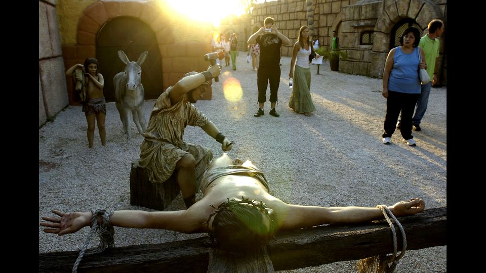 &nbsp;Holy Land - Se si frequenta l'oratorio del paese, la prossima gita sara' probabilmente a questo parco che ricrea le ambientazioni bibliche. Oltre a entrare nel sepolco di Cristo, si puo anche provare l'ebrezza di separare il mare (di plastica) come Mose'.&nbsp;