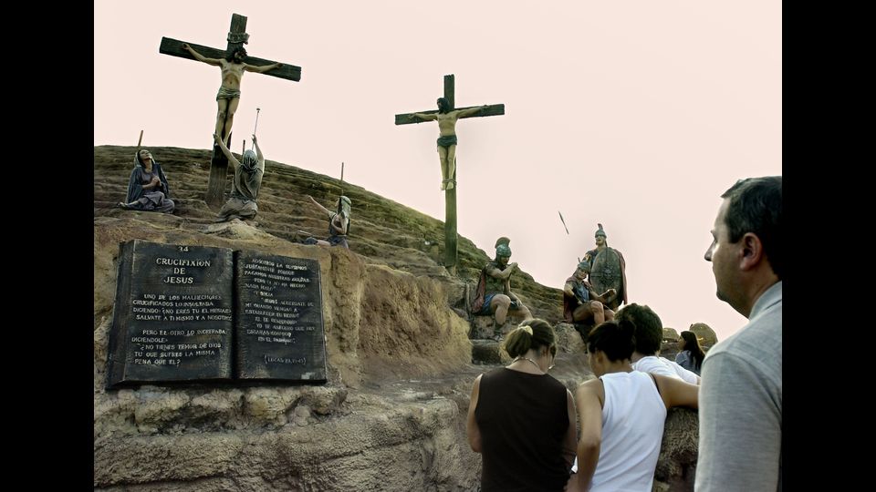 &nbsp;&nbsp;Holy Land&nbsp;- Se si frequenta l'oratorio del paese, la prossima gita sara' probabilmente a questo parco che ricrea le ambientazioni bibliche. Oltre a entrare nel sepolco di Cristo, si puo anche provare l'ebrezza di separare il mare (di plastica) come Mose'.&nbsp;