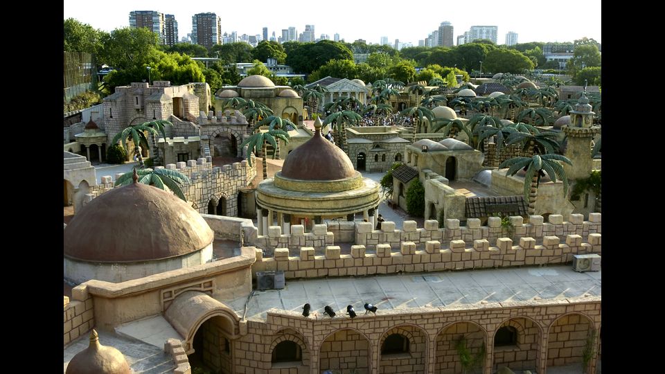 &nbsp;&nbsp;Holy Land&nbsp;- Se si frequenta l'oratorio del paese, la prossima gita sara' probabilmente a questo parco che ricrea le ambientazioni bibliche. Oltre a entrare nel sepolco di Cristo, si puo anche provare l'ebrezza di separare il mare (di plastica) come Mose'.&nbsp;