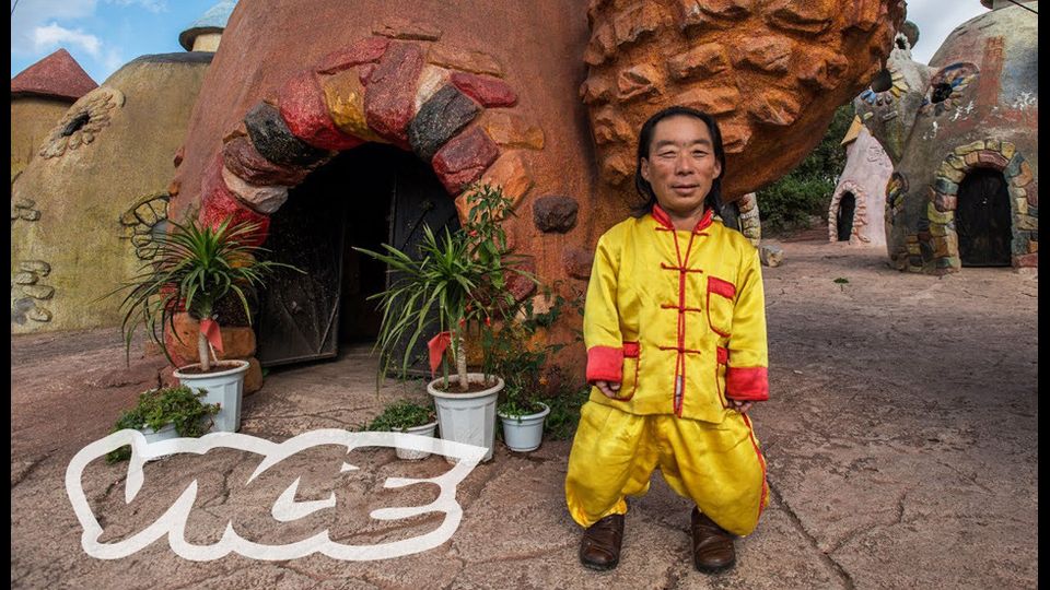 &nbsp;Kingdom of the Little People - In Cina hanno realizzato un parco a tema popolato da persone affette da nanismo travestite da fate, maghi e altri creature fantastiche ha qualcosa di geniale. Ogni giorno i nani, tutti sotto i 1.30 m, escono dalle loro case a forma di fungo per esibirsi in danze e canti.