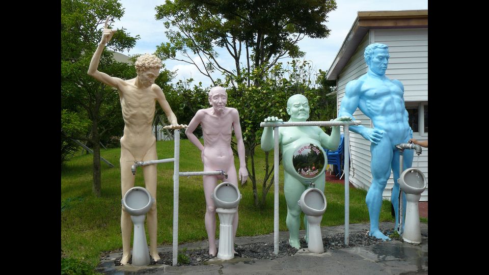 &nbsp;&nbsp;Love Land Korea&nbsp;- Love Land e' un parco divertimenti koreano dedicato al sesso. Non ci sono prostitute ne' improbabili muscolosi a esibirsi nudi, niente toys ne' bordelli. Solo statue. Quella del pene piu' grande del mondo, marmoreo ovviamente, e della donna gialla nella posizione prediletta dal sesso forte. L'ingresso e' vietato ai minori.
