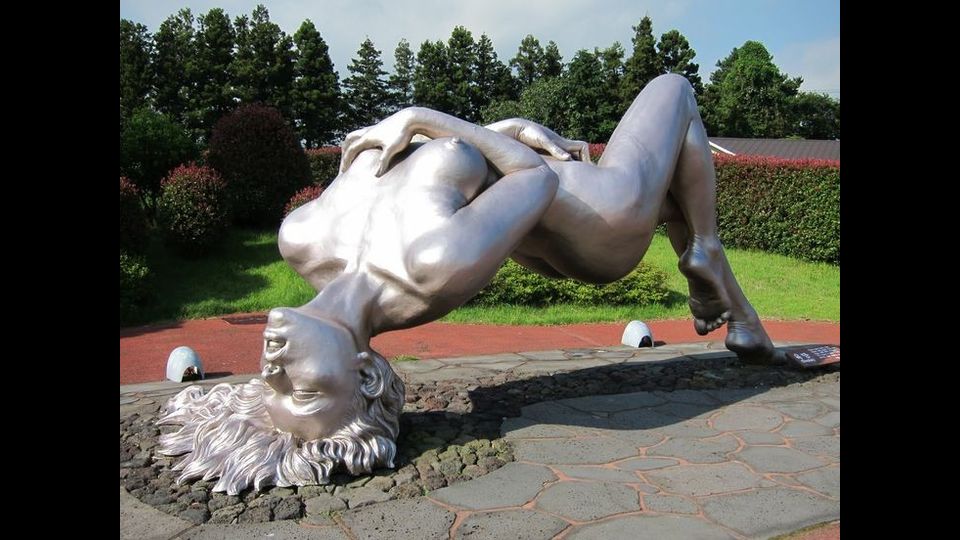 &nbsp;&nbsp;Love Land Korea&nbsp;- Love Land e' un parco divertimenti koreano dedicato al sesso. Non ci sono prostitute ne' improbabili muscolosi a esibirsi nudi, niente toys ne' bordelli. Solo statue. Quella del pene piu' grande del mondo, marmoreo ovviamente, e della donna gialla nella posizione prediletta dal sesso forte. L'ingresso e' vietato ai minori.