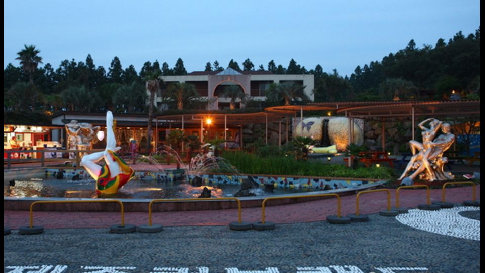 &nbsp;Love Land Korea - Love Land e' un parco divertimenti koreano dedicato al sesso. Non ci sono prostitute ne' improbabili muscolosi a esibirsi nudi, niente toys ne' bordelli. Solo statue. Quella del pene piu' grande del mondo, marmoreo ovviamente, e della donna gialla nella posizione prediletta dal sesso forte. L'ingresso e' vietato ai minori.