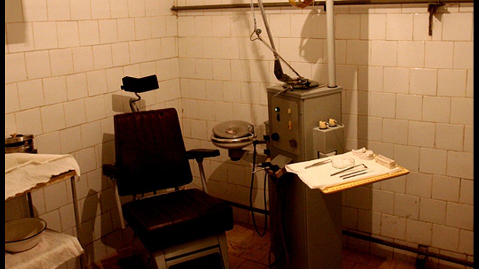 Soviet bunker - Un parco divertimenti dove in linea teorica dovrebbero divertirsi solo i masochisti. In pratica si divertono anche tutti i nostalgici del comunismo con qualche rotella fuori posto. Il Soviet Bunker non e' un bel parco con reperti filmati di propaganda del tempo che fu. E' un posto in cui vivere tutte, o quasi, le umiliazioni del regime nella suggestiva cornice di un bunker sovietico.&nbsp;