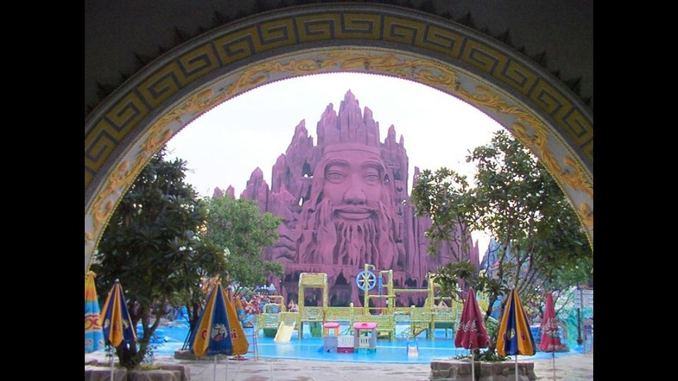 &nbsp;Suoi Tien Park - Per chi ha voglia di entrare a contatto con la cultura orientale dell'illuminazione e delle pratiche Yoga non deve recarsi mai al Suoi Tien Park. Un parco divertimenti vietnamita in stile Buddha Park. C'e' la grande piscina per fare tubing all'ombra del Buddha e l'acqua park con dragoni e asceti illuminati. C'e' anche un posto per pregare.