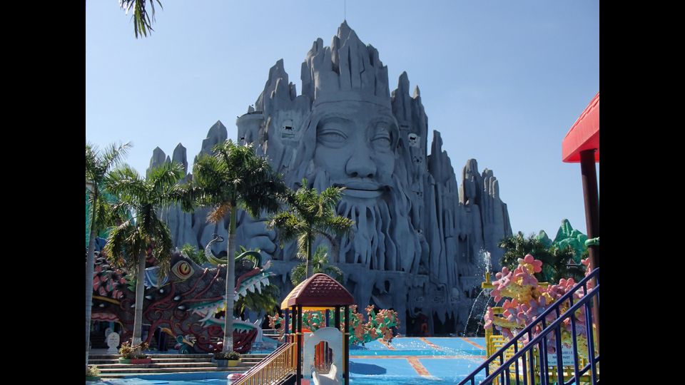 &nbsp;&nbsp;Suoi Tien Park&nbsp;- Per chi ha voglia di entrare a contatto con la cultura orientale dell'illuminazione e delle pratiche Yoga non deve recarsi mai al Suoi Tien Park. Un parco divertimenti vietnamita in stile Buddha Park. C'e' la grande piscina per fare tubing all'ombra del Buddha e l'acqua park con dragoni e asceti illuminati. C'e' anche un posto per pregare.